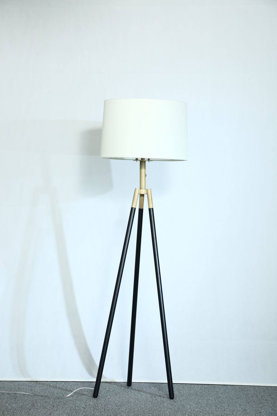 Scandinavian-American home design triangle vertical table lamp