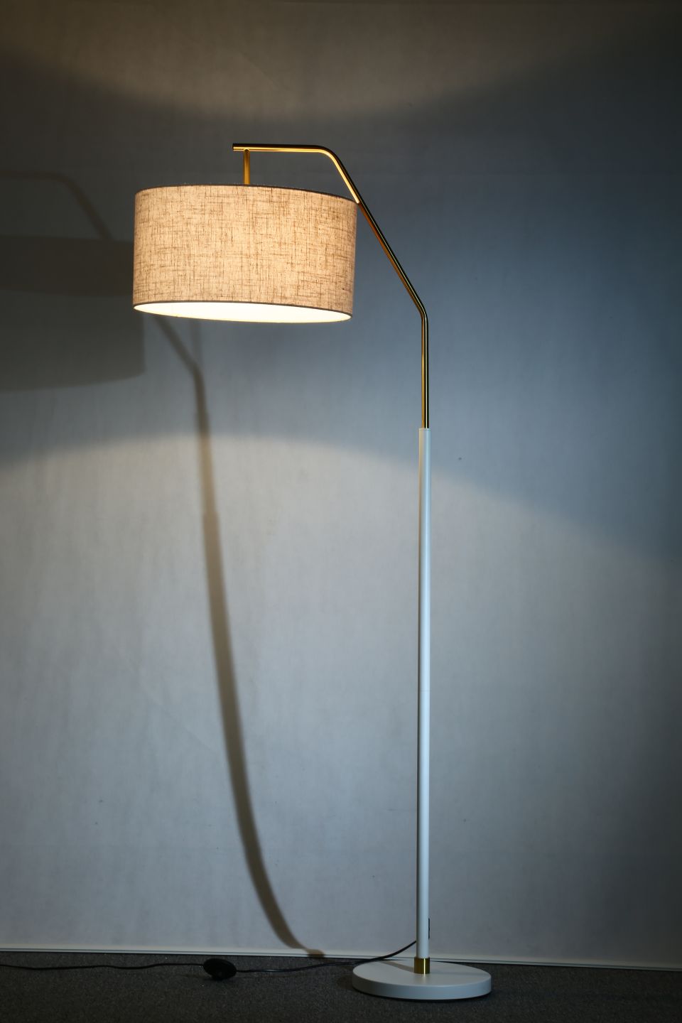 Retro-style floor lamp creative minimalist post-modern reading vertical table lamp