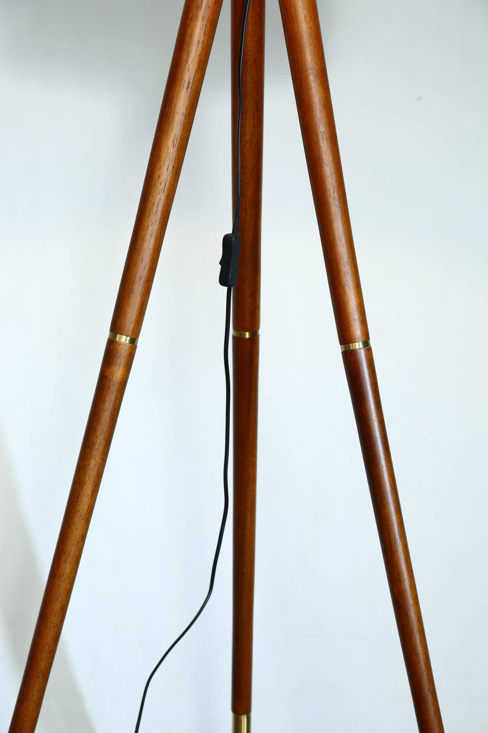 Creative minimalist post-modern reading vertical table lamp