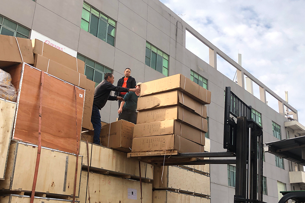 загружать товары