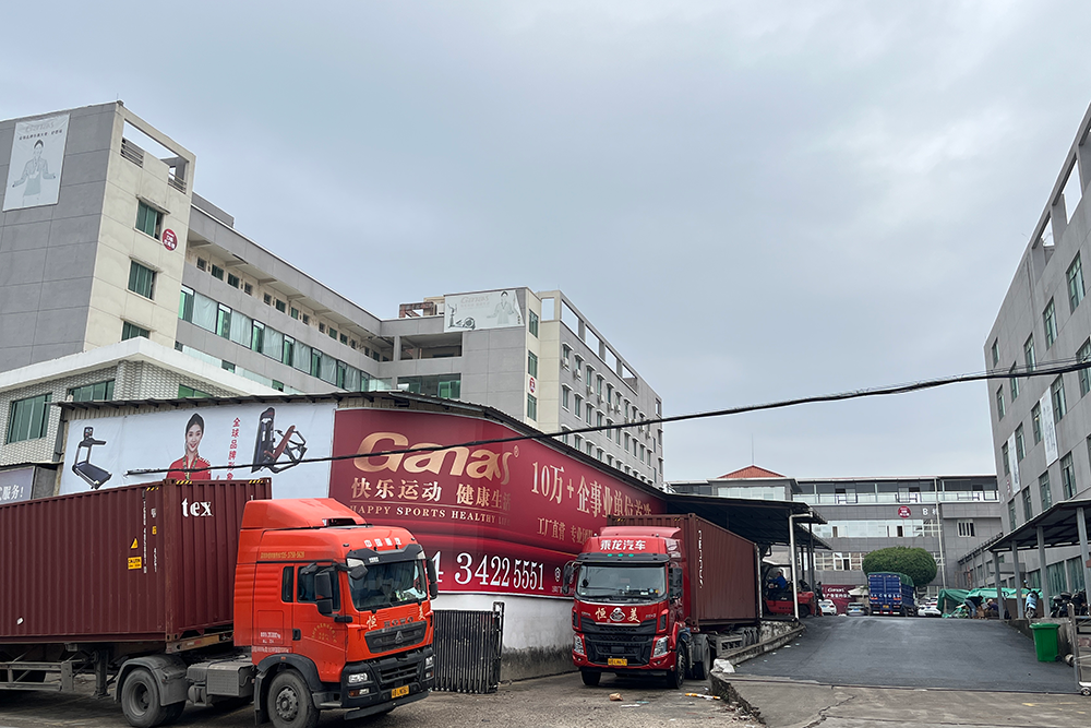 загружать товары