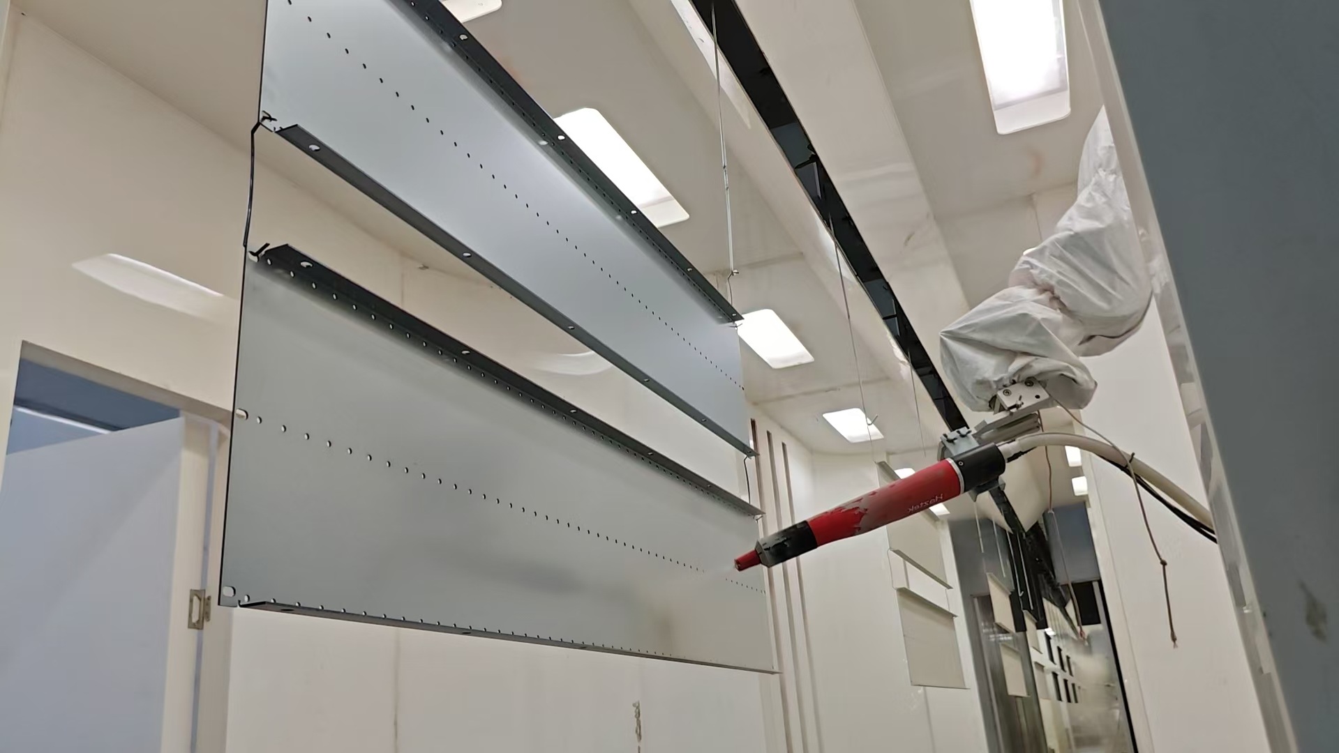 Automated painting robots – a cost-saving tool for SMEs in mass production, ensuring worry-free painting of complex workpieces.